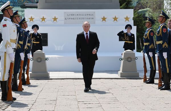 Putin attends the ceremony honoring the fallen Soviet soldiers who helped rid China of Japanese occupiers. - Sputnik International