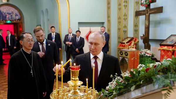 Президент России Владимир Путин посещает храм Покрова Пресвятой Богородицы в Харбине - Sputnik International