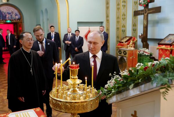 The Russian leader visits the Eastern Orthodox Church of the Intercession of the Mother of God in Harbin - Sputnik International