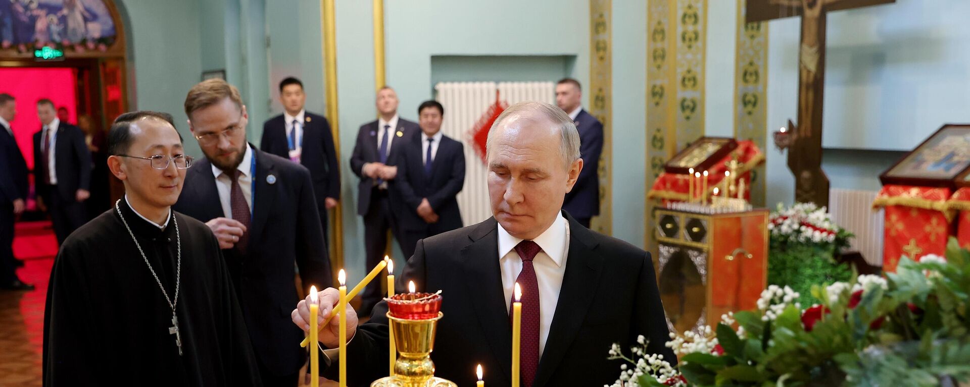 The Russian leader visits the Eastern Orthodox Church of the Intercession of the Mother of God in Harbin - Sputnik International, 1920, 17.05.2024