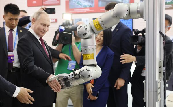 President Putin explores the exhibition during his visit to the Harbin Institute of Technology. - Sputnik International