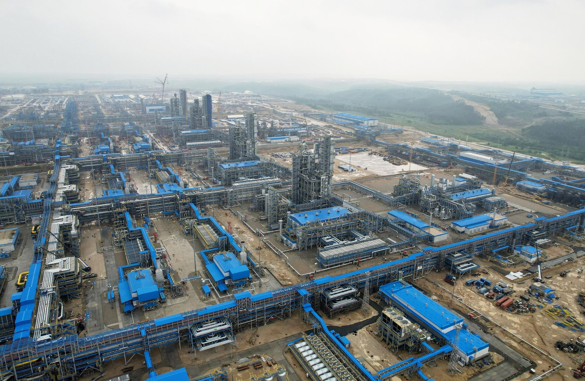 Bird's eye view of the Amur Gas Processing Plant, servicing the Power of Siberia pipeline. At full capacity, the plant can produce up to 38 million cubic meters of purified methane fraction, 2.4 million tons of ethane, 1.5 million tons of liquefied hydrocarbon gases, 200,000 tons of pentane-hexane fraction, as well as 60 million cubic meters of helium - a crucial resource for high-tech industries. - Sputnik International, 1920, 17.05.2024