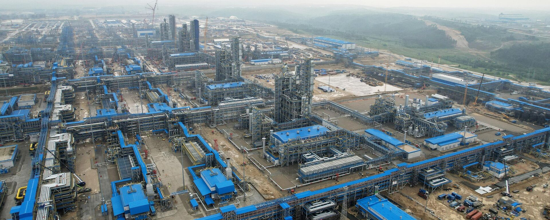 Bird's eye view of the Amur Gas Processing Plant, servicing the Power of Siberia pipeline. At full capacity, the plant can produce up to 38 million cubic meters of purified methane fraction, 2.4 million tons of ethane, 1.5 million tons of liquefied hydrocarbon gases, 200,000 tons of pentane-hexane fraction, as well as 60 million cubic meters of helium - a crucial resource for high-tech industries. - Sputnik International, 1920, 06.06.2024