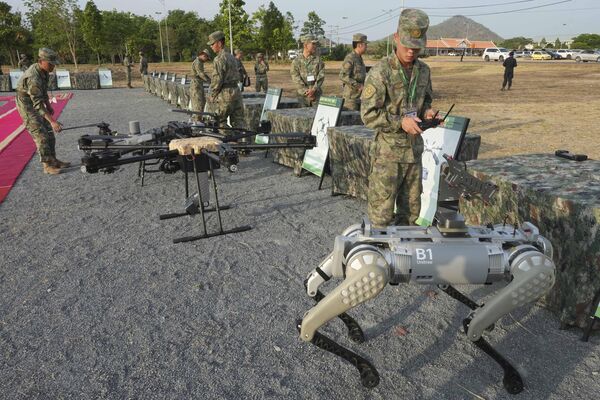A Chinese Army soldiers tests a machine gun attached on a robot dog. - Sputnik International