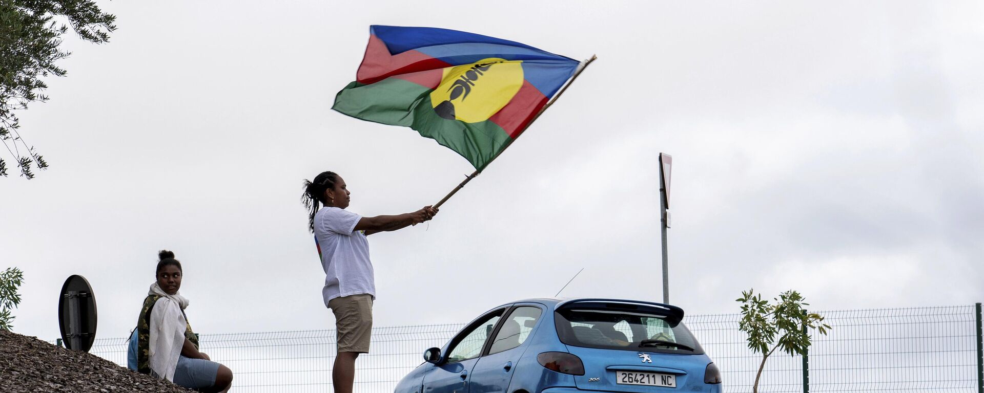 A woman waves a Kanak and Socialist National Liberation Front (FLNKS) flag in Noumea, New Caledonia, Wednesday May 15, 2024 - Sputnik International, 1920, 18.05.2024