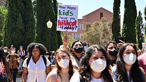 Pro-Palestinian student protestors and activists demonstrate on the campus of the University of California Los Angeles (UCLA), in Los Angeles on April 29, 2024 - Sputnik International