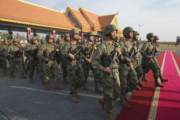 Chinese military personnel head to a field to participate in the drills.  - Sputnik International