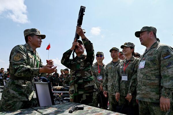 Commander-in-Chief of the Royal Cambodia Armed Forces Vong Pisen (C) checks a gun as Chinese People&#x27;s Liberation Army (PLA) Commander Gao Xiucheng (R) observes the trial. - Sputnik International