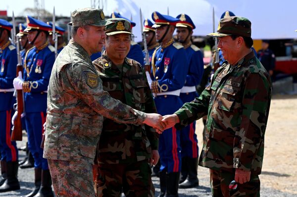People&#x27;s Liberation Army (PLA) Commander Gao Xiucheng (L) shakes hands with General Ith Sarath (R), deputy commander-in-chief of the Royal Cambodian Armed Forces.  - Sputnik International