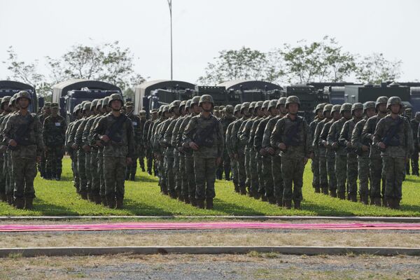 Chinese military personnel line up during the &quot;Golden Dragon&quot; military exercise in Svay Chok village, Kampong Chhnang province, north of Phnom Penh in Cambodia. - Sputnik International