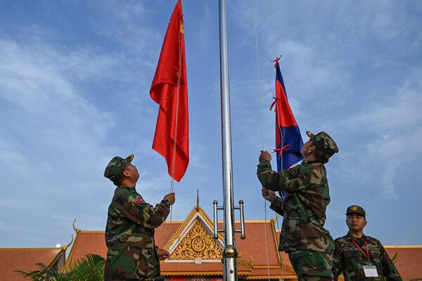 Cambodian soldiers raise China and Cambodia flags at a military police base in Kampong Chhnang province.  - Sputnik International