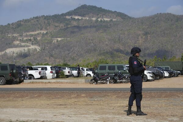 A Cambodian military policeman stands guard at the &quot;Golden Dragon&quot; military exercise. - Sputnik International