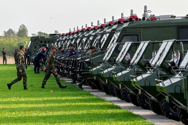 Cambodian soldiers walk in front of armored vehicles and trucks.  - Sputnik International