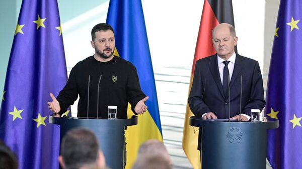 German Chancellor Olaf Scholz (R) and Ukraine's President Volodymyr Zelensky address a press conference at the Chancellery, on February 16, 2024 in Berlin.  - Sputnik International