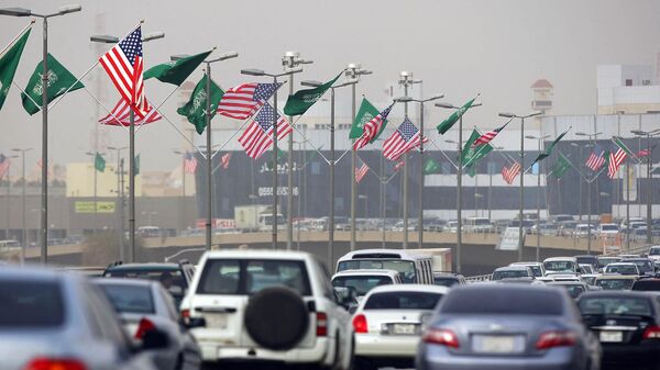 Saudi and US flags flutter on light poles. File photo - Sputnik International