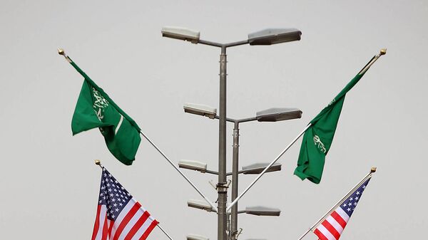 Saudi and US flags flutter on light poles. File photo - Sputnik International