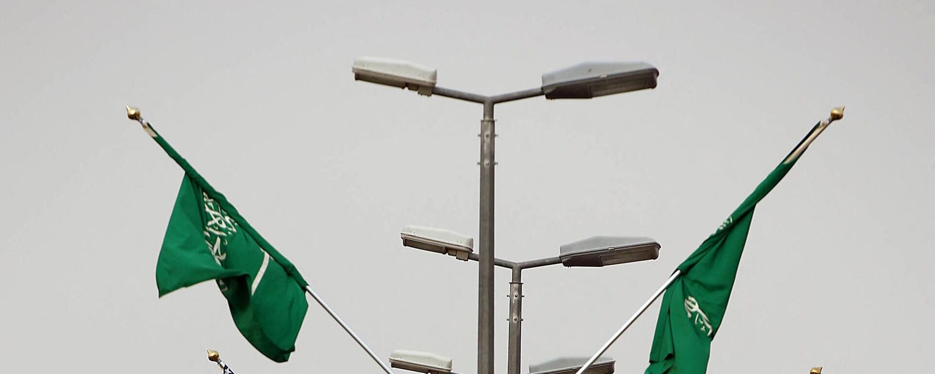 Saudi and US flags flutter on light poles. File photo - Sputnik International, 1920, 15.06.2024