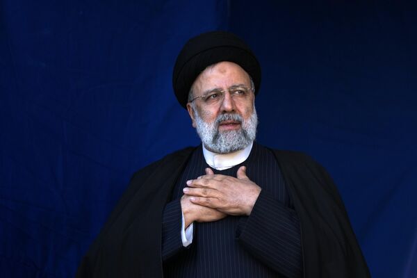 Iranian President Ebrahim Raisi places his hands on his heart as a gesture of respect to the crowd during the funeral ceremony of the victims of a bomb explosion in the city of Kerman about 510 miles (820 kms) southeast of Tehran, January 5, 2024. - Sputnik International