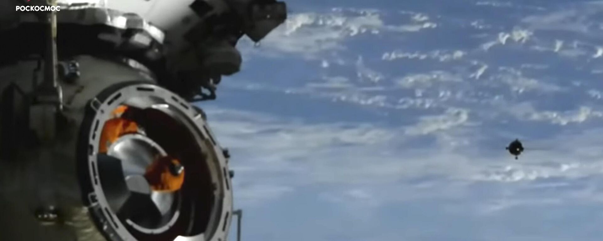 In this image taken from video footage released by the Roscosmos Space Agency, the Soyuz MS-21 space ship, right, approaches the International Space Station, ISS, during docking to the station, Friday, March 18, 2022 - Sputnik International, 1920, 20.05.2024