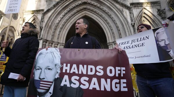Julian Assange supporters protest in front of the High Court in London, Friday, Dec. 10, 2021. A British appellate court has opened the door for WikiLeaks founder Julian Assange to be extradited to the United States - Sputnik International