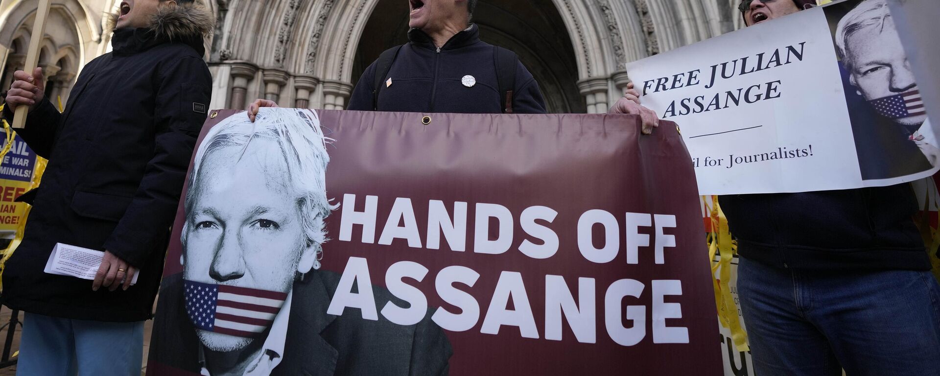 Julian Assange supporters protest in front of the High Court in London, Friday, Dec. 10, 2021. A British appellate court has opened the door for WikiLeaks founder Julian Assange to be extradited to the United States - Sputnik International, 1920, 21.05.2024