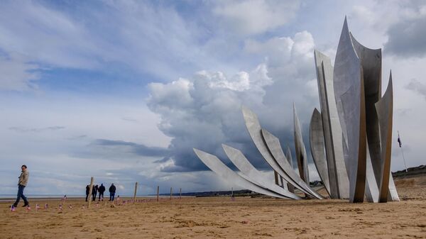 A monument to Allied soldiers  who fell during the Normandy landing - Sputnik International