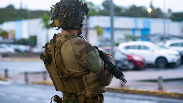 French soldiers of the 8th Marine Infantry Parachute Regiment (8e RPIMa) secure the Magenta airport in Noumea, France's Pacific territory of New Caledonia - Sputnik International