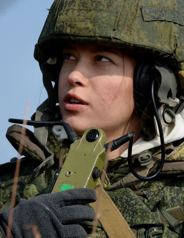 A lady-radio operator of a Marine Corps unit during a battalion&#x27;s tactical exercises of the Pacific Fleet. - Sputnik International