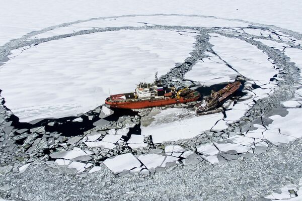 The rescue tug Fotiy Krylov breaks ice for further towing of the abandoned vessel Yeruslan in an emergency condition. The ship in question will be transported to the shipyard in the waters of the Amur Bay. - Sputnik International