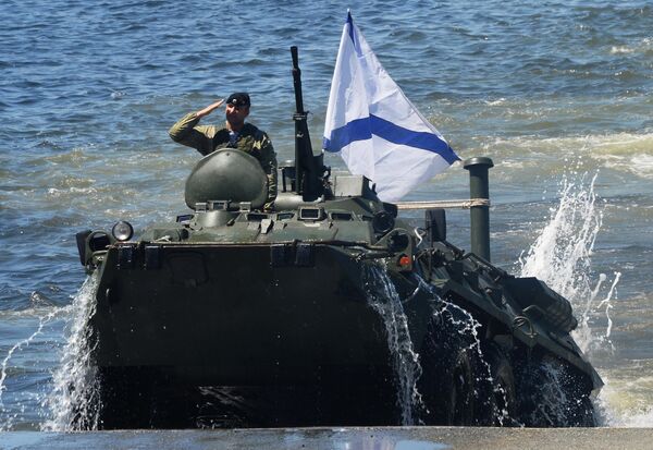 The Pacific Fleet Marine Corps land using armored personnel carriers (BTR-80) during preparations for a naval parade in Vladivostok. - Sputnik International