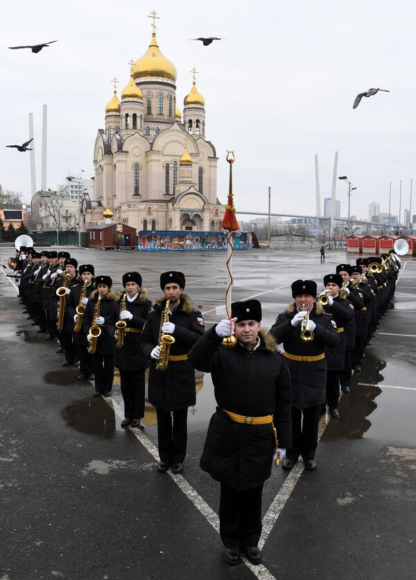 Musicians from the Pacific Fleet Military Band express support to participants of the special military operation. - Sputnik International