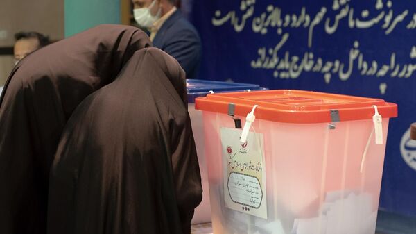 Women cast their ballots at a polling station during the presidential election, at the Hosseiniyeh Jamaran Mosque, in Tehran, Iran.  - Sputnik International