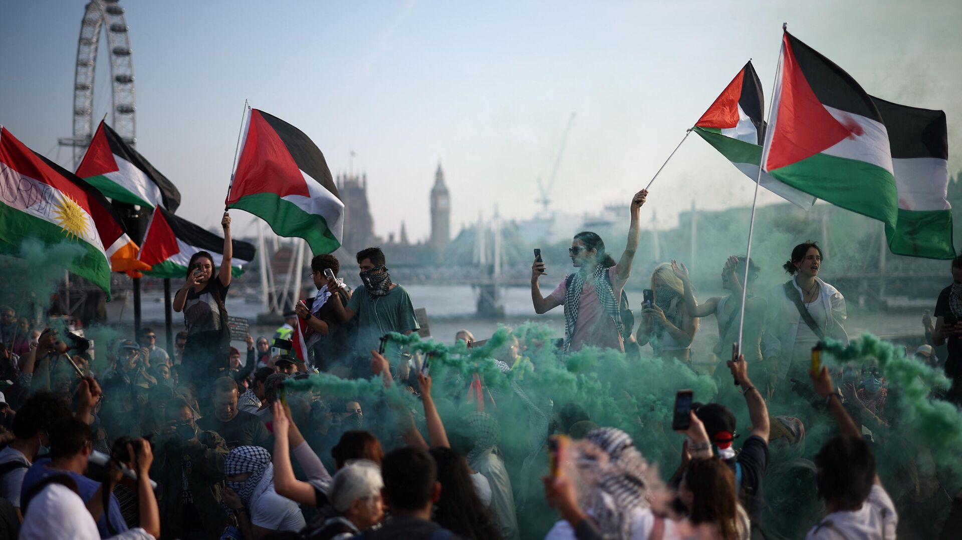 Протестующие машут палестинскими флагами во время пропалестинской демонстрации на мосту Ватерлоо в Лондоне - Sputnik International, 1920, 29.05.2024