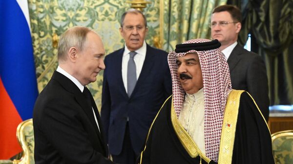 Russian President Vladimir Putin and King of Bahrain Hamad bin Isa Al Khalifa shake hands during a meeting in a narrow format at the Kremlin in Moscow, Russia. - Sputnik International