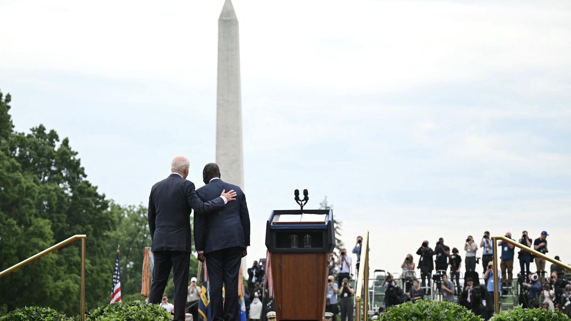 US President Joe Biden (L) welcomes President William Ruto during an official arrival ceremony on the South Lawn of the White House in Washington, DC, on May 23, 2024. Ruto's visit is the first state visit to Washington by an African leader in more than 15 years. - Sputnik International, 1920, 23.05.2024