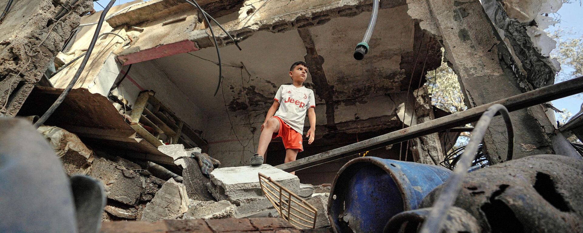 A Palestinian boy stands on the rubble of a destroyed house in Nuseirat following Israeli bombardment overnight on May 23, 2024, amid continuing battles between Israel and Hamas in the Gaza Strip. - Sputnik International, 1920, 14.06.2024