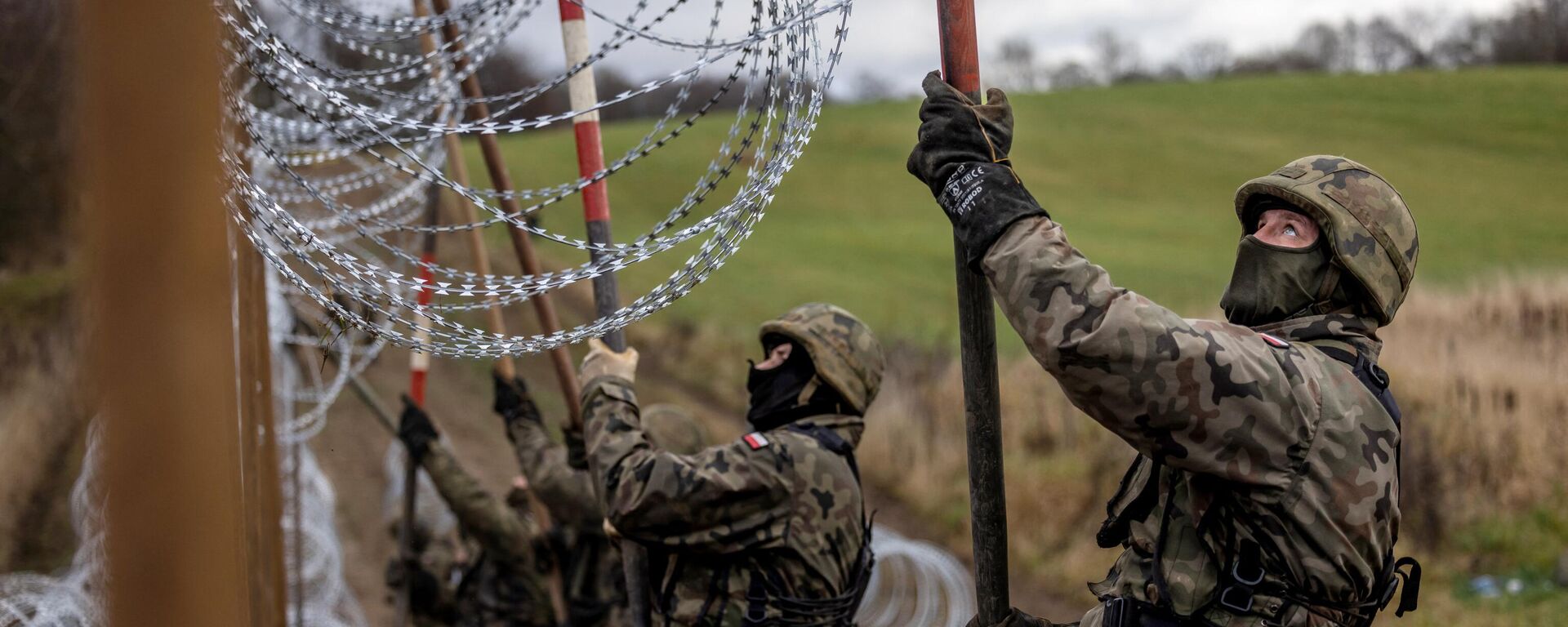 Polish soldiers build a concertina fence on the Polish-Russian border in Kaliningrad Oblast region, Zerdziny, north-eastern Poland, on November 3, 2022.  - Sputnik International, 1920, 24.05.2024