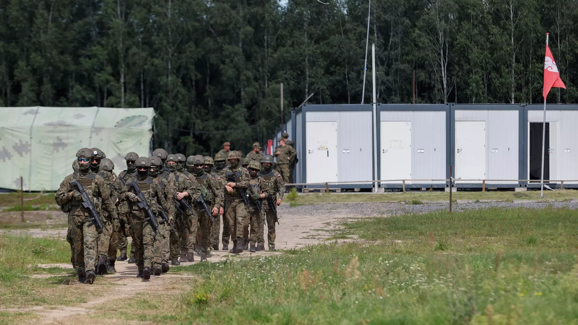 Польские военнослужащие на пресс-конференции министра обороны Польши Мариуша Блащака в Яриловке, Польша - Sputnik International, 1920, 15.10.2024