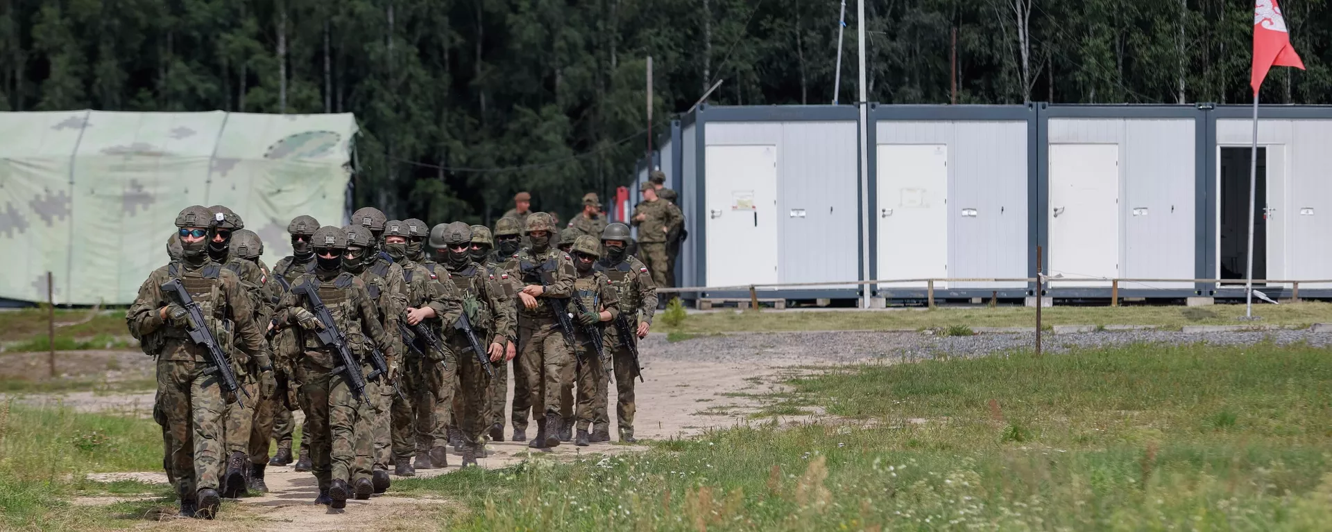 Польские военнослужащие на пресс-конференции министра обороны Польши Мариуша Блащака в Яриловке, Польша - Sputnik International, 1920, 15.10.2024