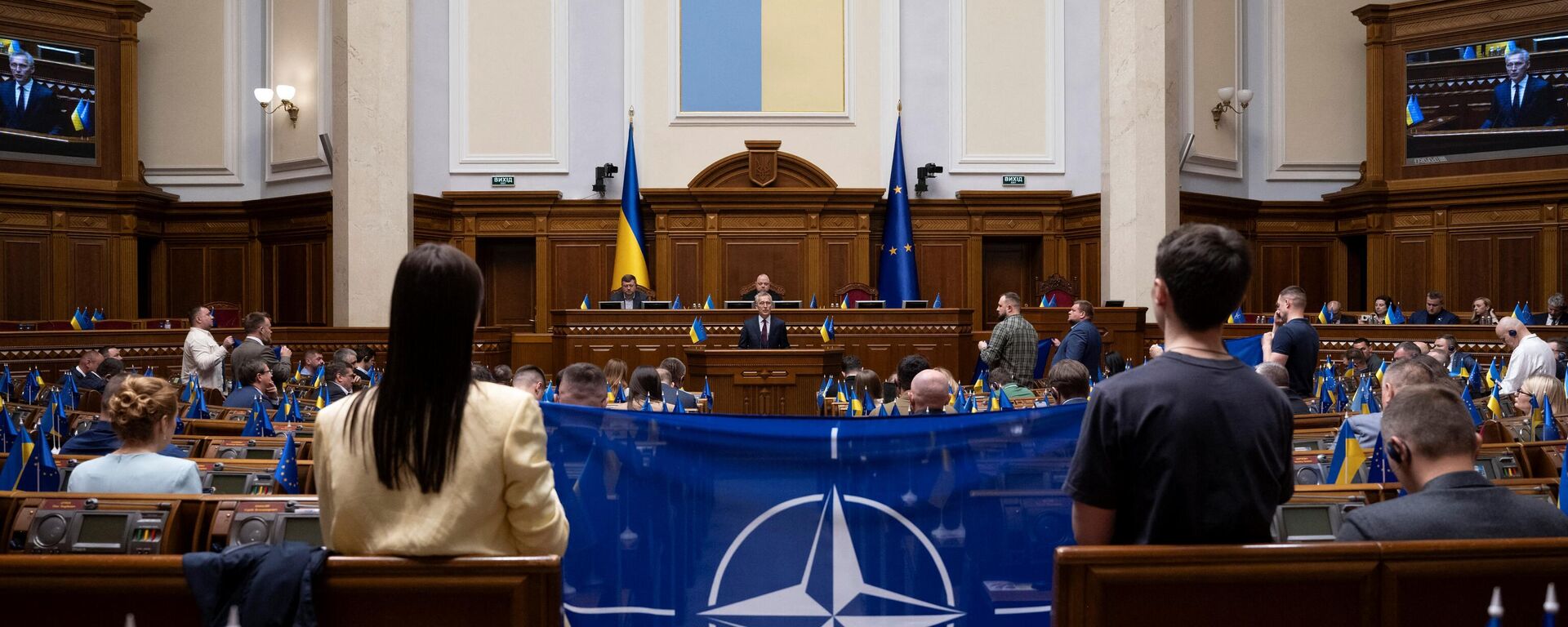 NATO Secretary General Jens Stoltenberg (C) addresses Ukrainian lawmakers at the parliament during his visit to Ukraine amid the Russian invasion in Kyiv on April 29, 2024.  - Sputnik International, 1920, 25.05.2024