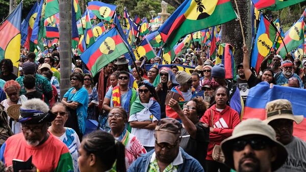 Protesters wave flags of the Socialist Kanak National Liberation Front (FLNKS)  during a demonstration against the enlargement of the electorate for the forthcoming provincial elections in New Caledonia, in Noumea, on April 13, 2024 - Sputnik International
