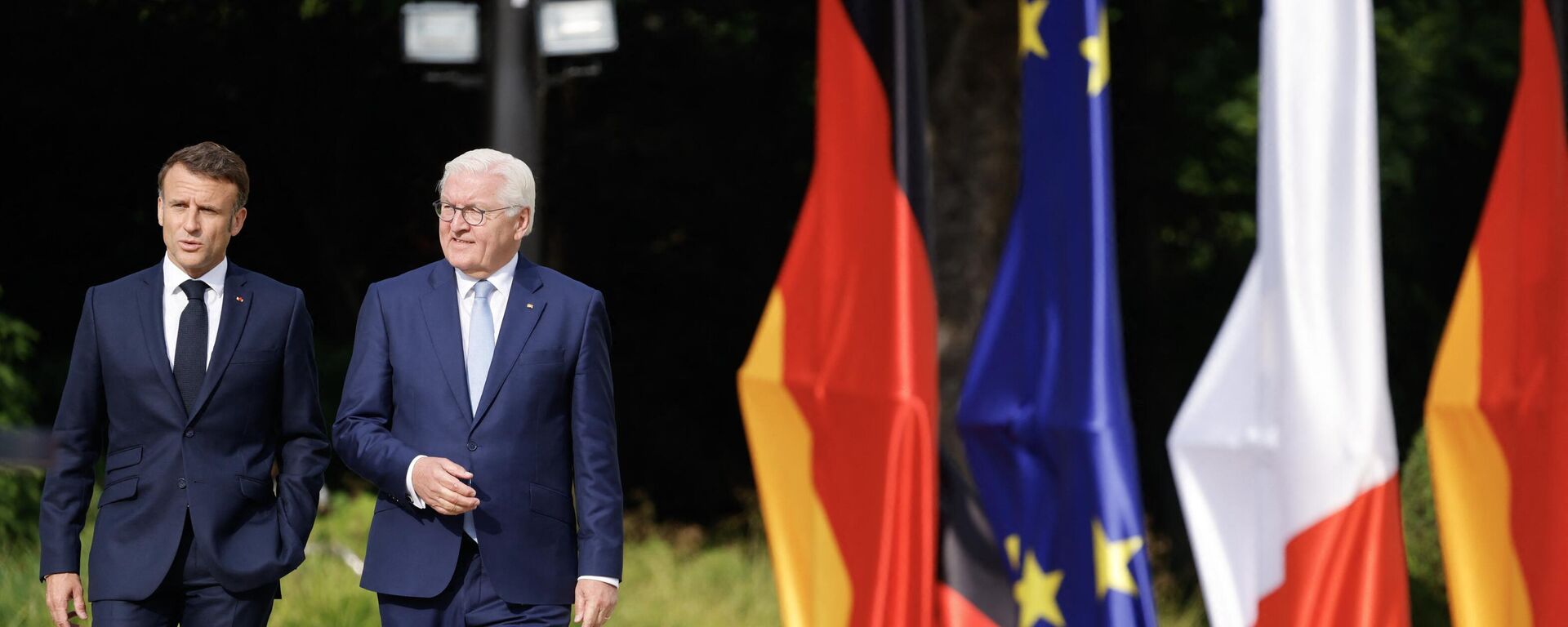 French President Emmanuel Macron (L) and German President Frank-Walter Steinmeier review a military honor guard during a welcome ceremony at Bellevue presidential palace in Berlin, Germany on May 26, 2024. - Sputnik International, 1920, 26.05.2024