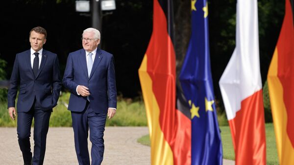 French President Emmanuel Macron (L) and German President Frank-Walter Steinmeier review a military honor guard during a welcome ceremony at Bellevue presidential palace in Berlin, Germany on May 26, 2024. - Sputnik International