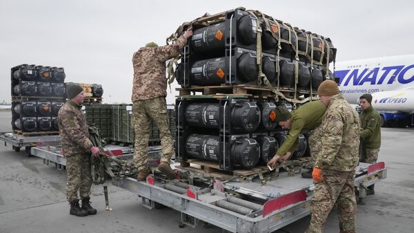 Украинские военнослужащие распаковывают противотанковые ракеты Javelin, доставленные в рамках помощи США в обеспечении безопасности Украины - Sputnik International