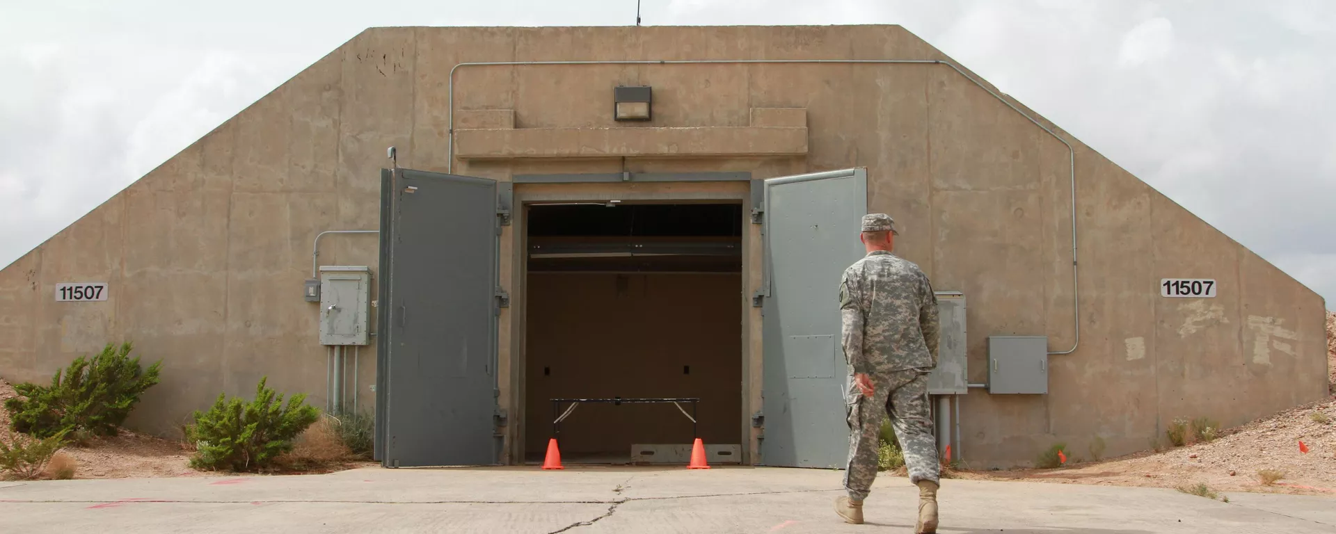 Lt. Col. Jason Crowe walks toward a radiation contaminated bunker at Ft. Bliss, Texas, Friday, June 19, 2013 - Sputnik International, 1920, 15.11.2024