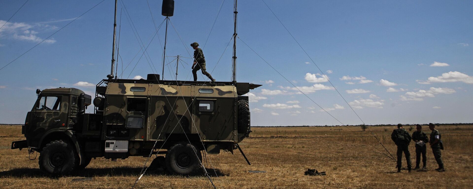 Servicepersons by the Zhitel jamming communication station during the district stage of the field training competition held among units of electronic warfare of the Southern Military District at Nikolo-Aleksandrovsky training range, Stavropol Territory - Sputnik International, 1920, 29.05.2024