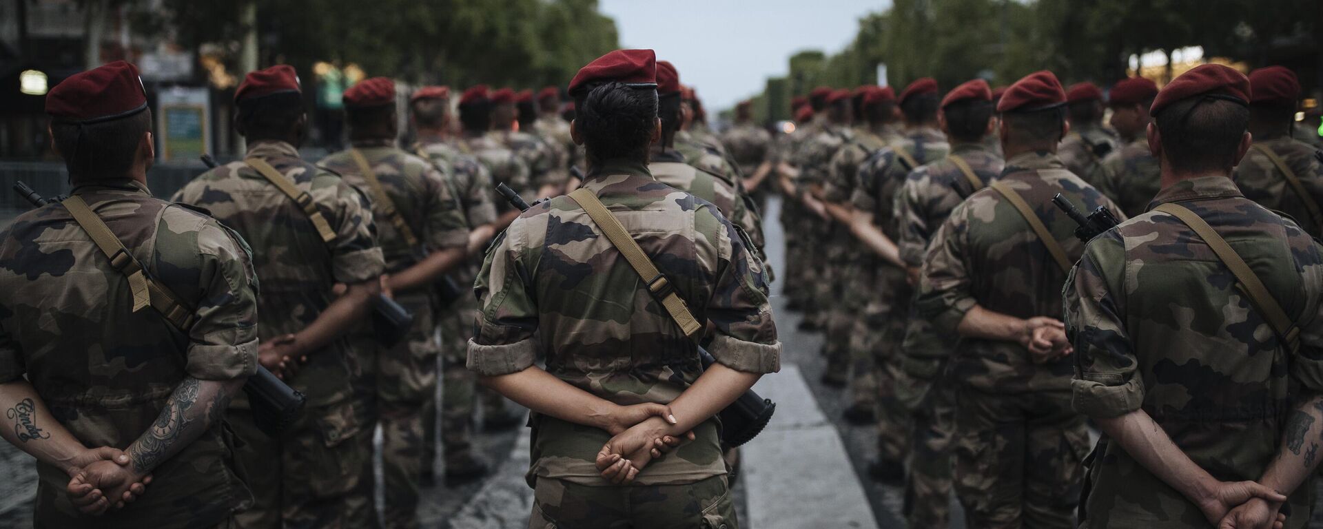 Soldiers wait on the Champs Elysees avenue during a rehearsal for the Bastille Day parade in Paris Monday, July 12, 2021 - Sputnik International, 1920, 29.05.2024