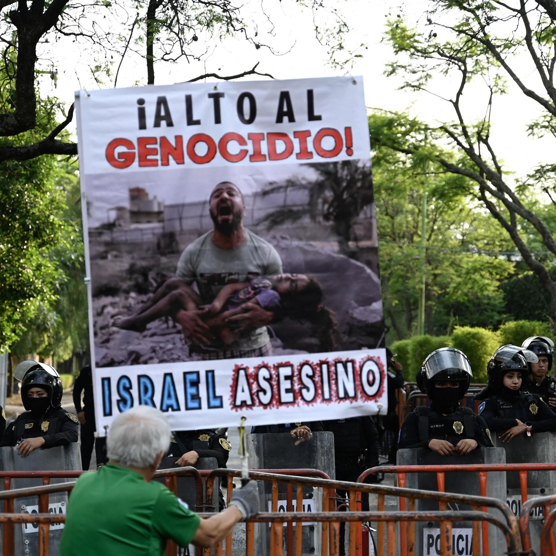 Protesters Attack Israel's Embassy in Mexico City With Molotov Cocktails -  Reports