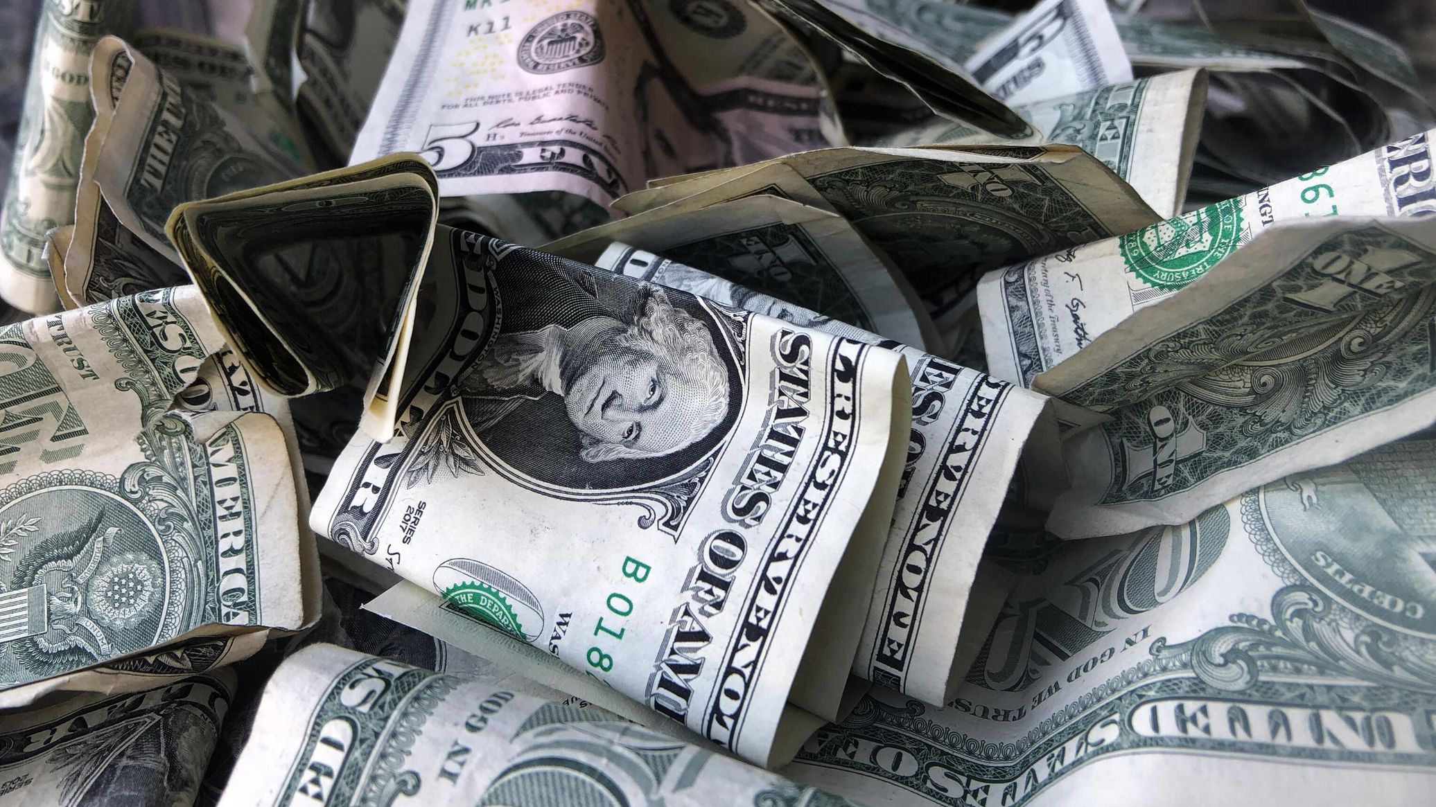 Bessent Acknowledges Decline in International Dollar Reserves After Russian, Chinese Sales
