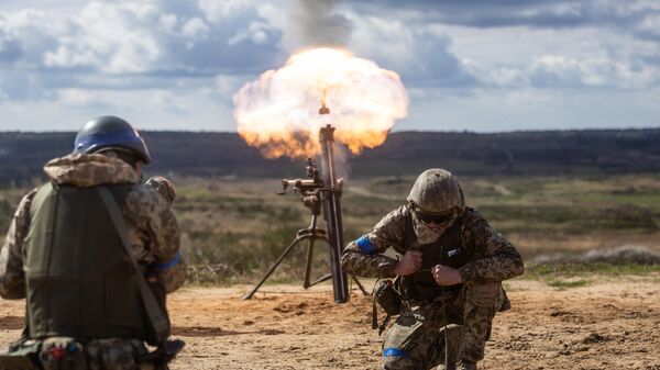 Ukrainian soldiers fire with mortar during a military training with French servicemen. File photo - Sputnik International